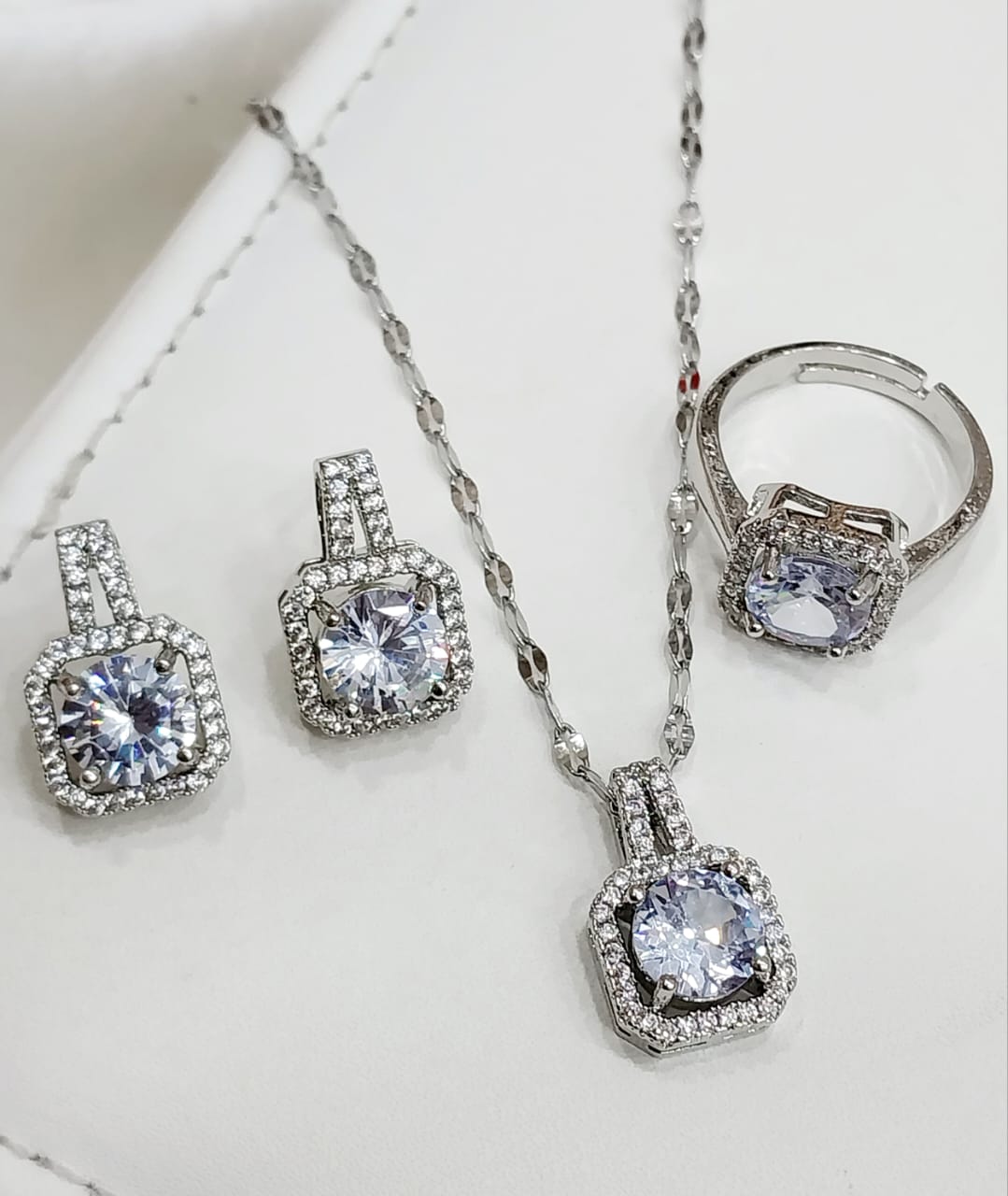 Luxurious Solitaire Necklace Set