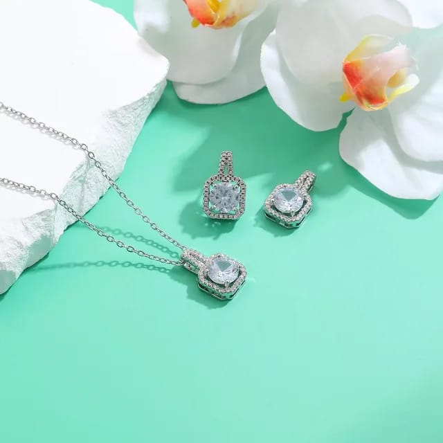 Luxurious Solitaire Necklace Set