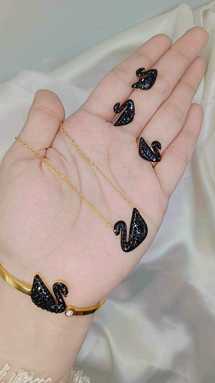 🦢 Black Swan Necklace Set – Available in Gold and Silver Options 🦢