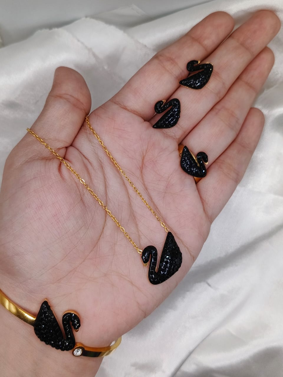 🦢 Black Swan Necklace Set – Available in Gold and Silver Options 🦢