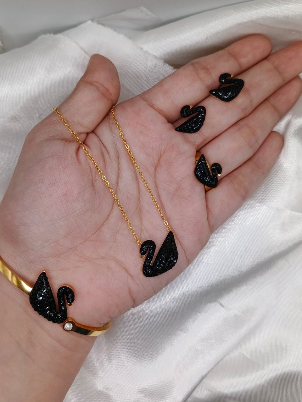 🦢 Black Swan Necklace Set – Available in Gold and Silver Options 🦢